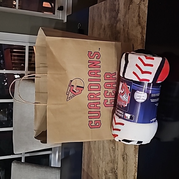 Cleveland Guardian's super plush throw - Picture 6 of 6